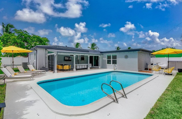 New! Resort-style home & heated pool Newly renovated-Great location in SoSo WPB!