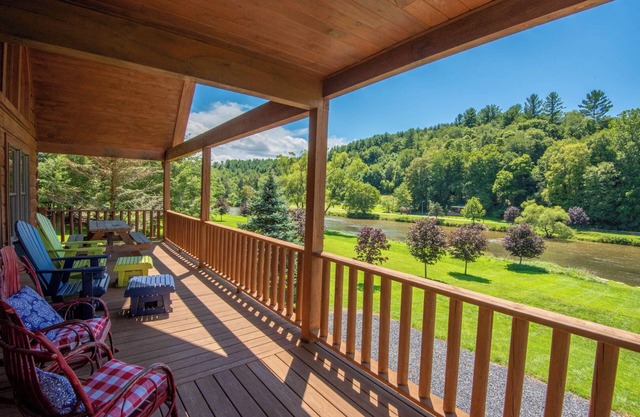 New River Front Cabin - À distance de marche de Canoe Outfitters - Jacuzzi - Wi-Fi