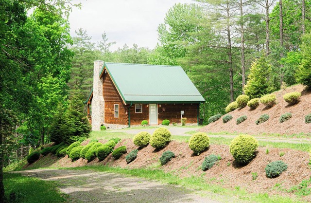 New River Haven Cabin w/ River View & Kayaks