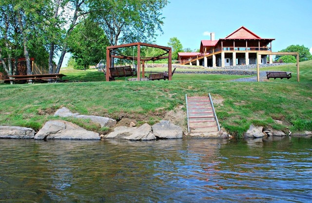 Jusqu'au 28 juin - 100 $ de rabais pour les séjours de 3 à 6 nuits lorsque vous réservez en ligne - New River Retreat propose 6 suites spacieuses sur la New River! WIFI, spacieux
