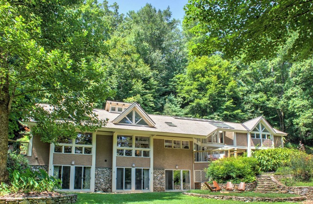 NEW! Riverside Home w/Chef's Kitchen, Hot Tub, Fire Pit & Near Grocery Store🧺