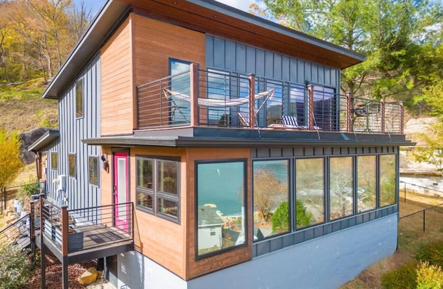 *NEW* Riverside Retreat - Hot Tub, GREAT views!