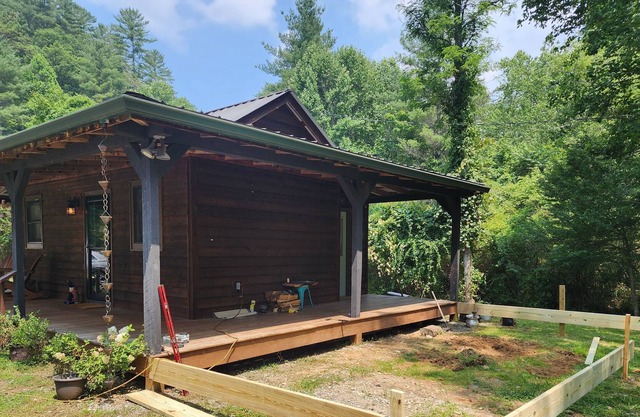 New! Romantic Creekside Cabin! Outdoor Kitchen, Waterfall New listing discounts!
