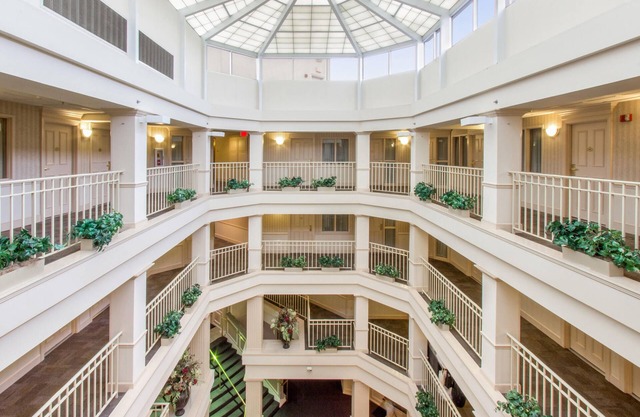 New! Romantic Lakeside Luxury - walking distance to downtown fun
