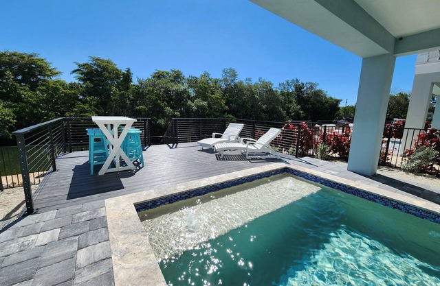 Now booking for Summer! NEW! Saltwater Serenity .08 Miles to AMI, Canal Front w/Heated Pool!