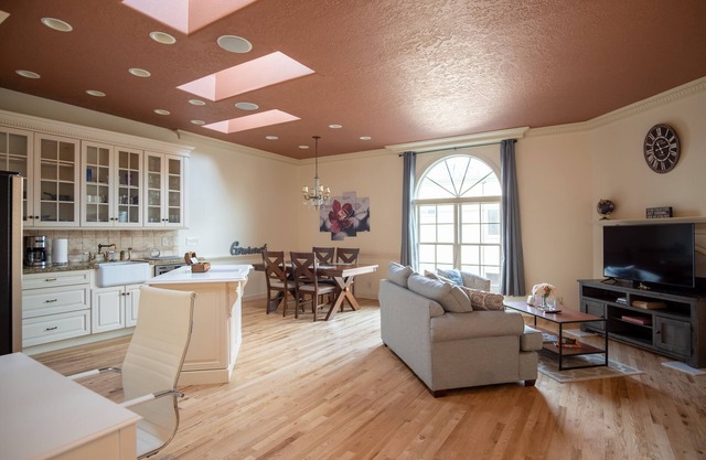 Bright & Peaceful Townhome EastEnd w / terrasse / balcon privé ~ 1 mile du centre-ville