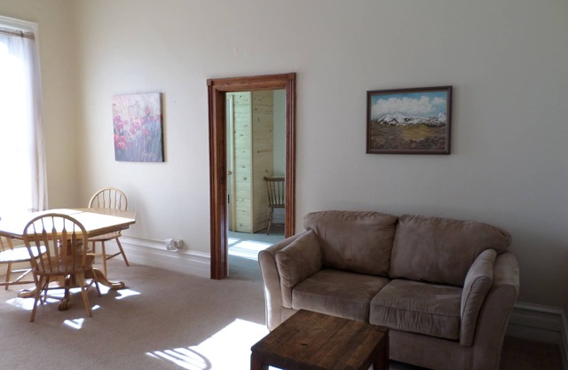 Grande Avenue One Bedroom Apartment