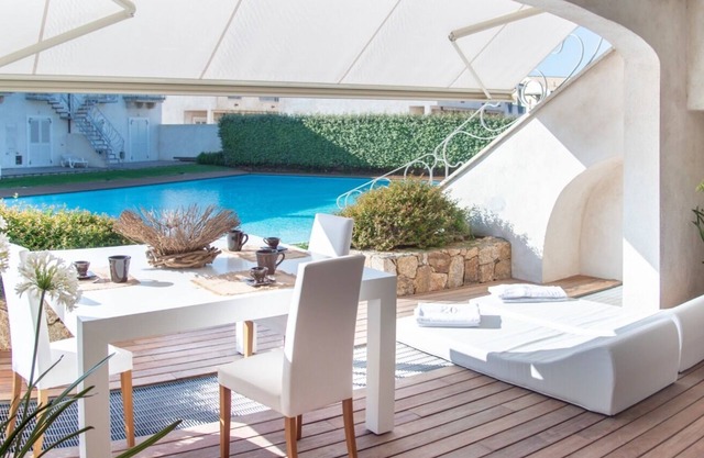Nouvelle maison en bord de mer avec piscine
