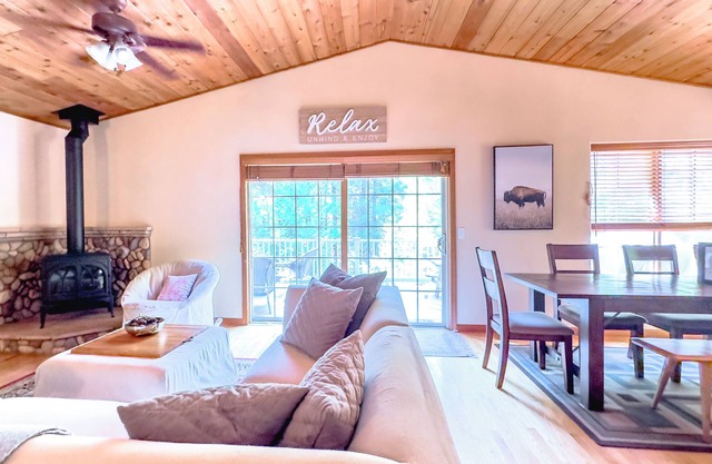New!!! Secluded, forest, private hot tub, pet friendly, rivers, lakes, wineries
