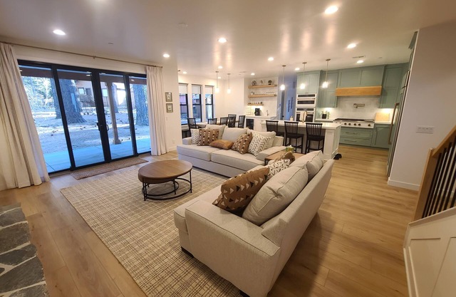 New Serene 5-bedroom house in Big Bear Lake Chef's Kitchen BBQ Arcade Clean