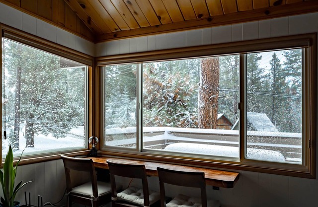 *NEW* Sheephorn Getaway - Cozy cabin 3 min to slopes + jacuzzi + fireplace