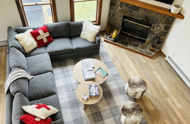New Ski home next to mount snow, kingswood. Ski bus to front door and pool