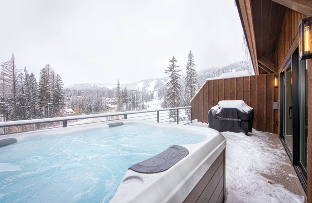 New! Ski-In/Ski-Out townhome with hot tub and fireplaces