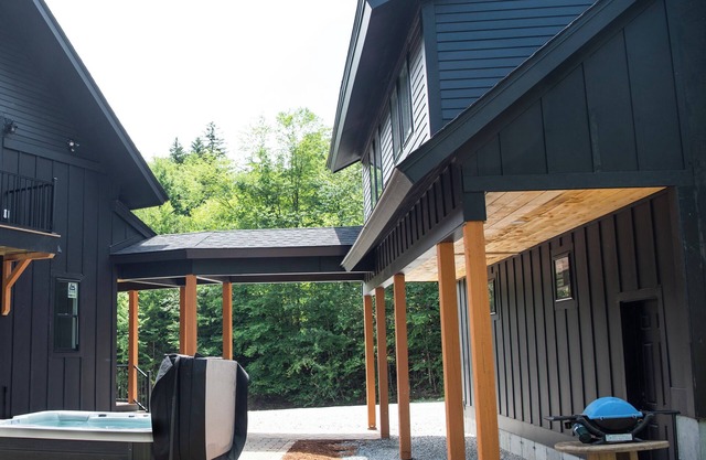 New Skye Ridge lodge Carriage house w AC and hot tub in charming Killington VT