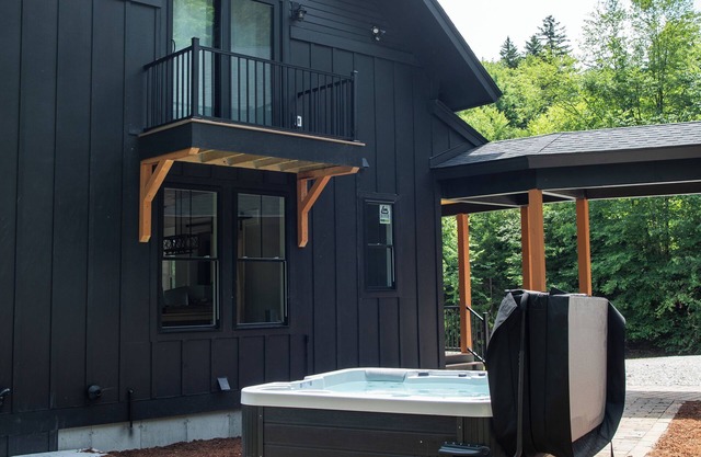 New Skye Ridge Lodge: 3 Bd, Hot Tub, Fireplace and AC!