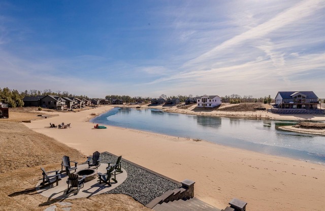 NEW!Sleeps 16, Beach, Games, WI Dells 28 Miles