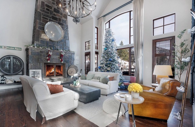 Slopeside Ski in/ ski out, private hot tub and sleeps 8