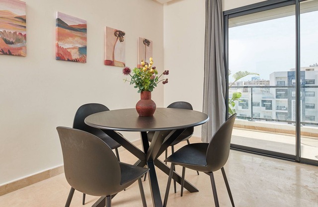 ☆ New Sophisticated 3 BR Apartment + Swimming Pool