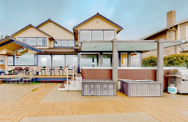 New sound front home with private beach access, hot tub/pool, grill, mtn views