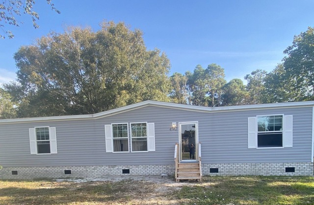 New Southport house 4 miles from beach and town.