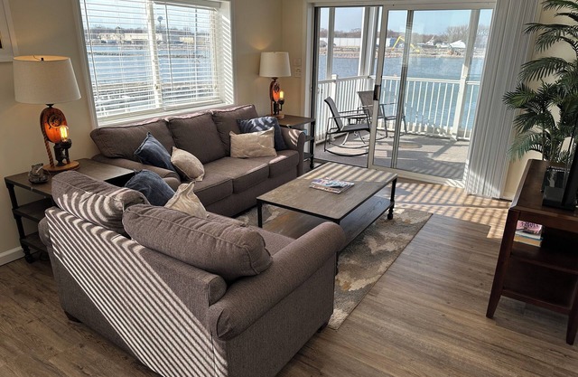 NEW spacious 2 BR / 2 BA w. pool, dockage available, bar