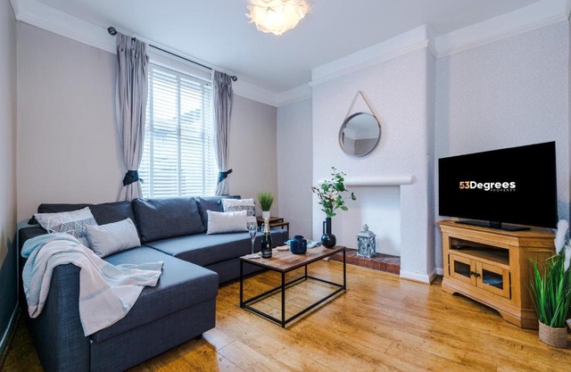 NEW! Spacious 2-bed home in Chester by 53 Degrees Property, Ideal for Long Stays, Great location - Sleeps 6