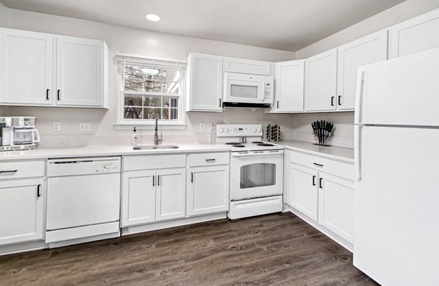 *NEW* Spacious 3 BR Townhome in DT Auburn Hills