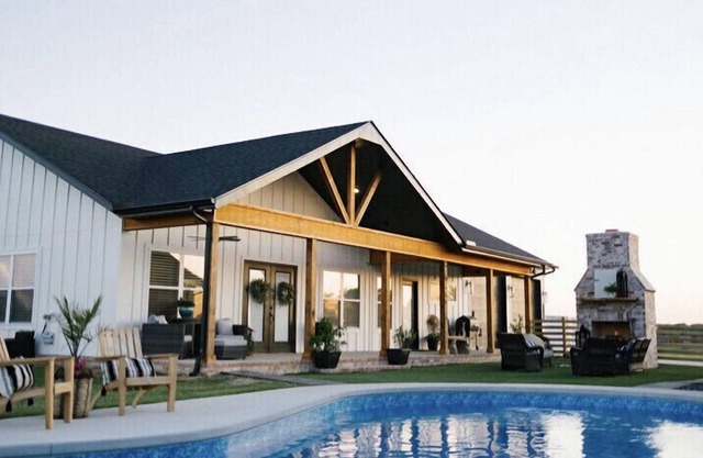 New spacious guest house with pool, 6.9 miles from University of Arkansas!