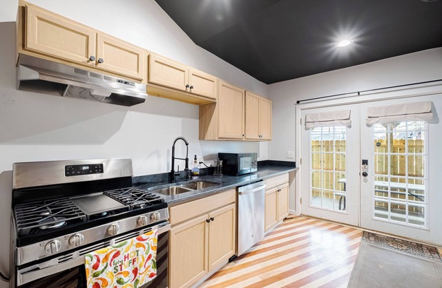 New!! Spacious, Newly Renovated 6-bedroom Townhome at Churchill Downs