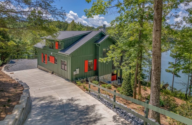 New Spacious Perfect Lake House -11 miles to TIEC