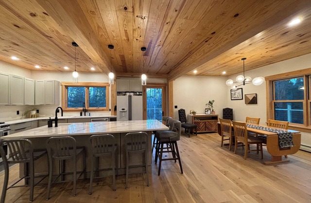 NEW Stratton Ski Home- 10 minute drive to BOTH Stratton & Mount Snow!