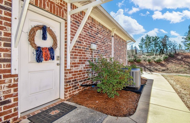 New! Studio apartment that sleeps 4 minutes from downtown Auburn!