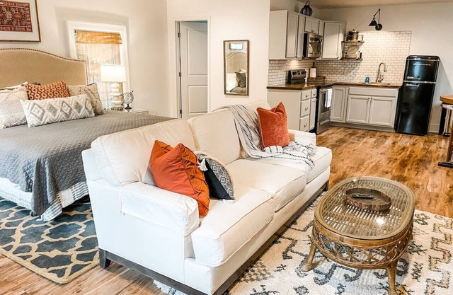 New Studio Apt w/ KING Bed- 1mi. to Columbia's Sq!