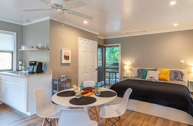 New Studio Charming cottage close to the beach & woods in Kill Devil Hills, NC.