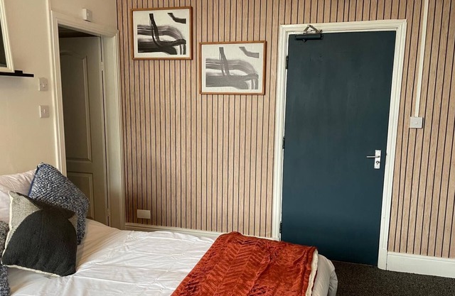 New Studio West Bromwich Sleeps 2 w/ Parking