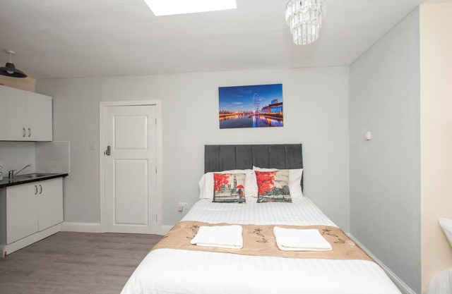*New Studio* Zone 6 Cheslfield 2