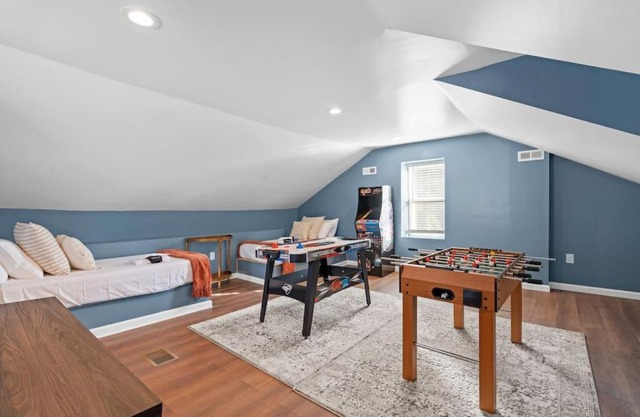 NEW! Stunning 4bd, near stadium, hottub, Mini golf