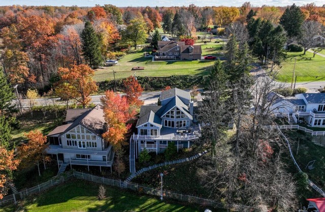 New! Stunning Geneva/Ashtabula Lakefront sleeps 16