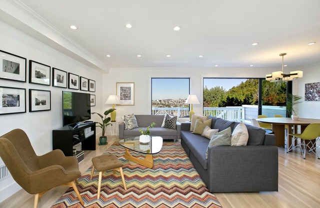 TOUT NEUF spacieuse 2 BR, 2 1/2 BA avec des vues panoramiques. Bail mensuel flexible