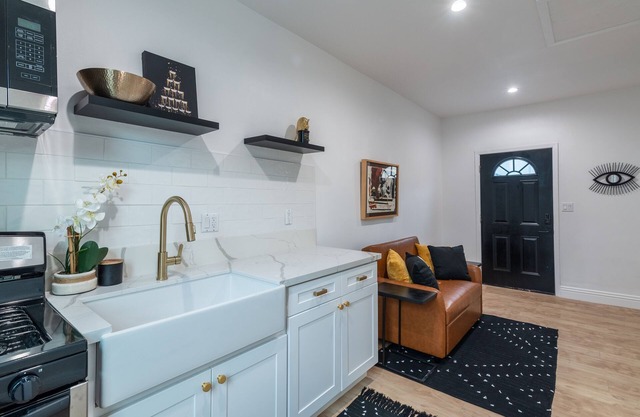New Swanky 1 bedroom house, near beaches, Disney Land