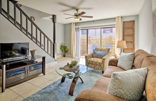 NOUVEAU! Tampa Townhome w / Pool Near Top Attractions!
