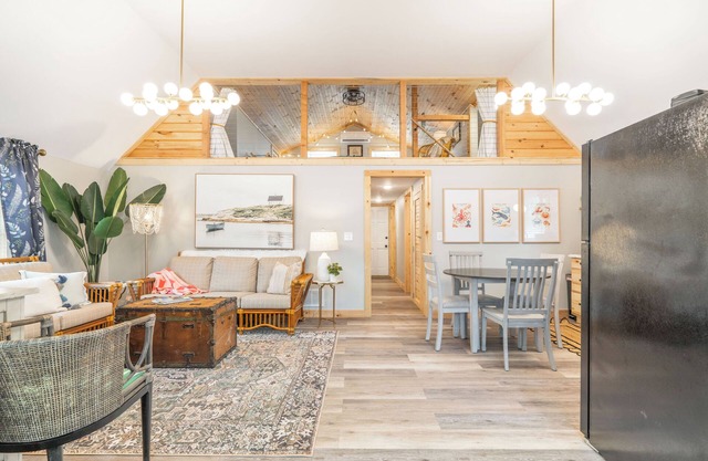 NEW-The Beach Haus- Luxe Cottage, professionally designed w/ WiFi, linens incl.