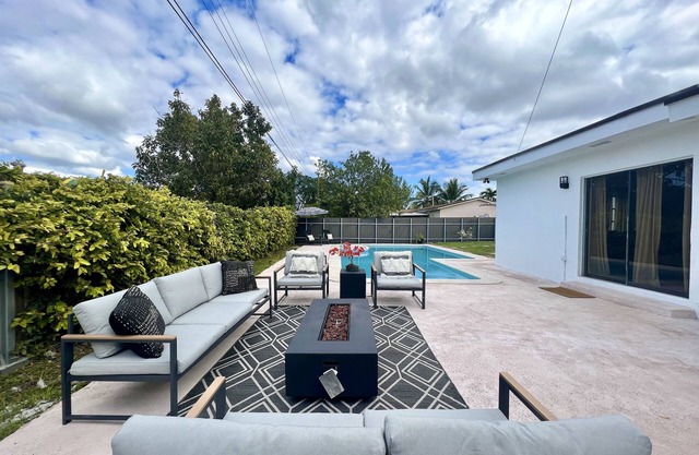 New! The Moon House with Pool, Arcade & Basketball