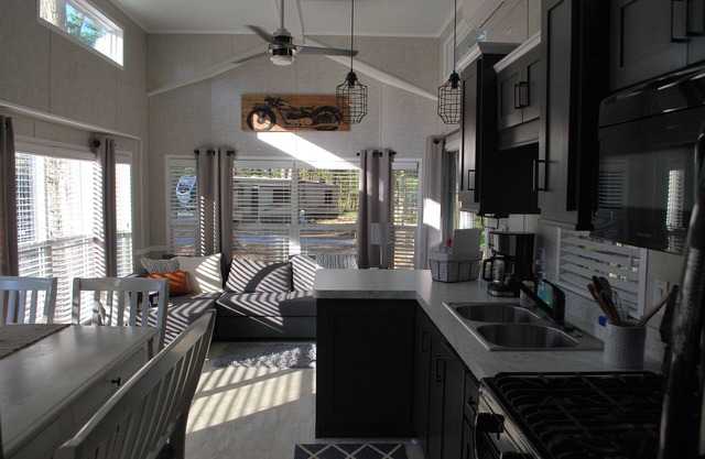 New Tiny Home 4 miles to VIR & close to Hyco Lake