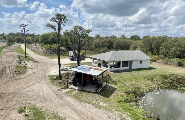 Nouvelle petite maison disponible dans le pays sur une piste de motocross MX de 5 acres