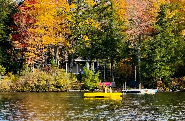 Nouveau sur le marché un 3-4 chambres, 3 salles de bain, maison sur le pittoresque lac d'Armington