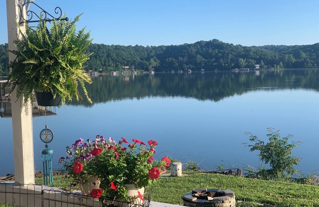 New to VRBO. Lake access, lakefront, fishing and swim dock. Fully equipped