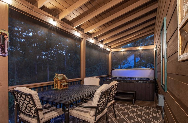 New To Vrbo! The Cabin Kingdom | Hot tub | Zero Gravity Massage Chair | Fire Pit