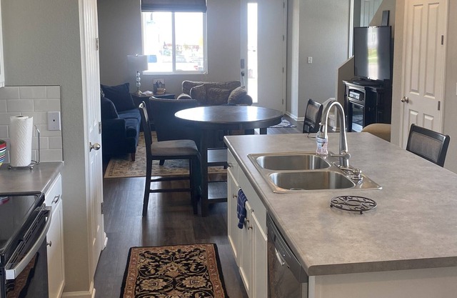 New Townhouse minutes from Denver International Airport