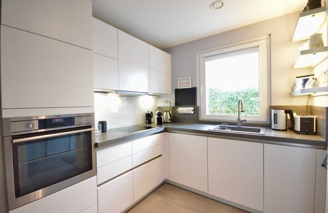 NOUVELLE MAISON DE VILLE AVEC MEILLEUR ÉQUIPEMENT + AÉROPORT +